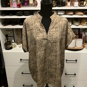 Women’s black and tan size xl short sleeve blouse.
